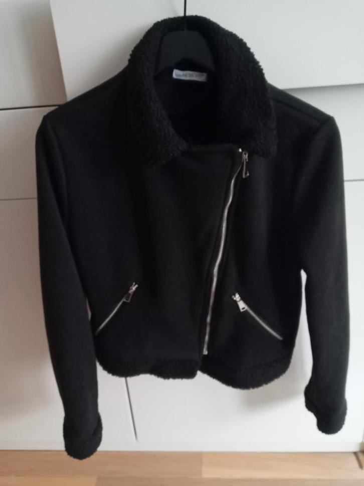 M leuk zwart jasje suèdine (sier)ritsen krulstof kraag, Kleding | Dames, Jassen | Winter, Zo goed als nieuw, Maat 38/40 (M), Zwart