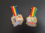 2x Medaille hanger AH carnaval Dansmarietje Showpony, Carnaval, Nieuw, Ophalen of Verzenden, Accessoires