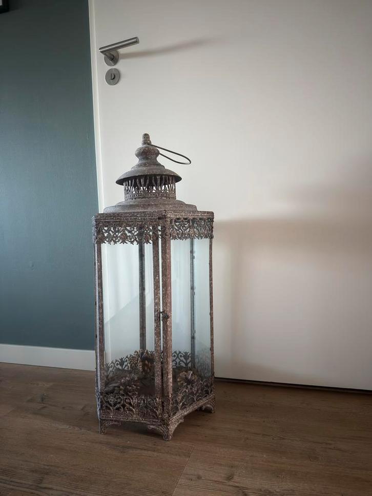 Grote Metalen Lantaarn met Glas (windlicht), Huis en Inrichting, Woonaccessoires | Kandelaars en Kaarsen, Gebruikt, Kaars, 50 tot 75 cm