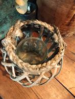 Brocante ratan rotan windlicht met glas erin., Huis en Inrichting, Woonaccessoires | Kandelaars en Kaarsen, Overige materialen