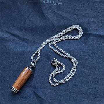 Mooie mini As urn beschikbaar voor biedingen
