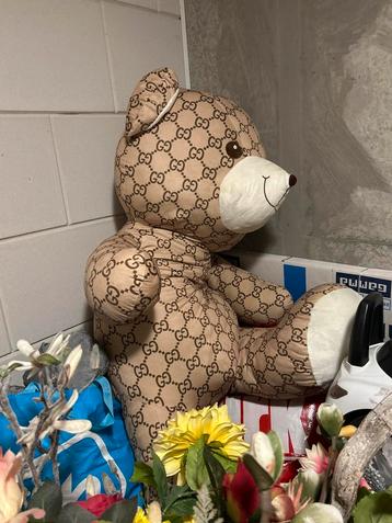 Nieuwe Gucci Knuffelbeer beschikbaar voor biedingen