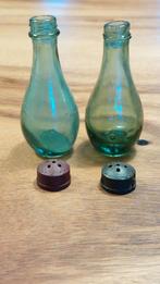 2 kleine groen glazen flesjes met gaatjes dopjes., Ophalen of Verzenden