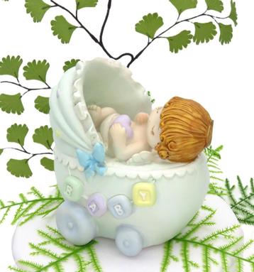 Zeer mooie slappende baby in blauwe kinderwagen. beschikbaar voor biedingen