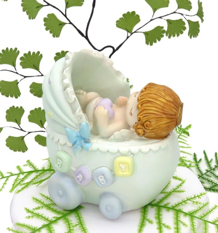 Zeer mooie slappende baby in blauwe kinderwagen., Hobby en Vrije tijd, Feestartikelen, Nieuw, Versiering, Geboorte of Huwelijk