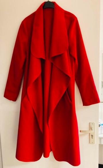 Prachtige lange Waterval Mantel Lady in Red beschikbaar voor biedingen