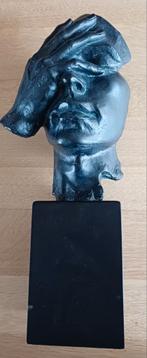 Hoofd tegen de handpalm beeld, Ophalen