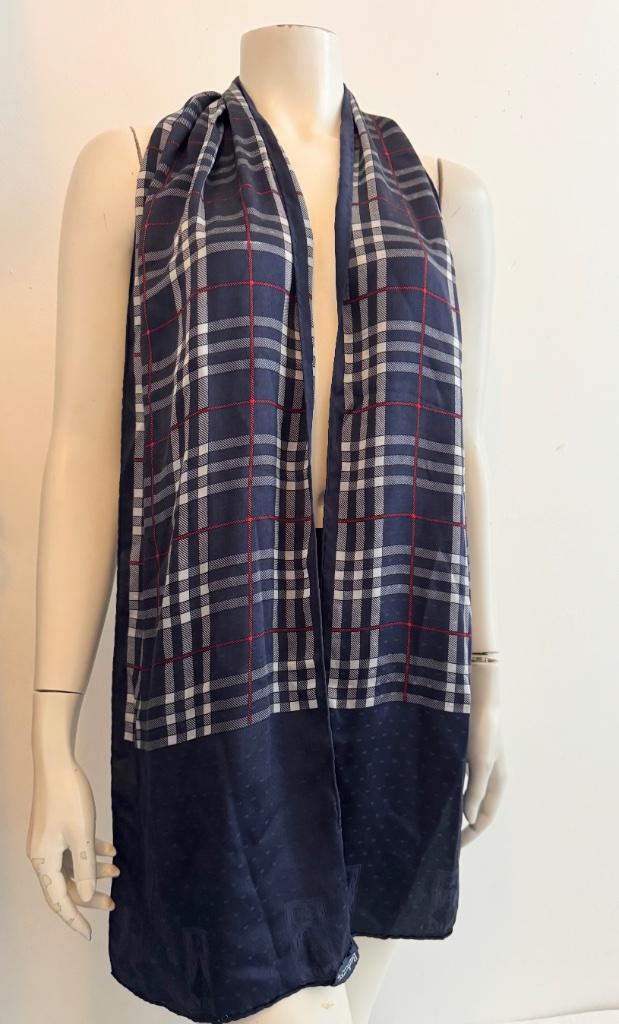 Burberry`s zijden donkerblauwe sjaal 200 x 30, Kleding | Dames, Mutsen, Sjaals en Handschoenen, Zo goed als nieuw, Sjaal, Maat 46/48 (XL) of groter