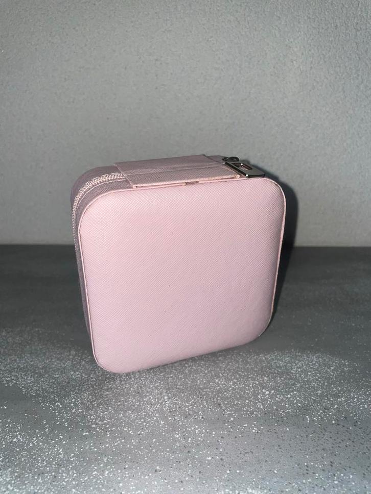 Roze Sieraden Doosje - Perfect voor op Reis!, Sieraden, Tassen en Uiterlijk, Beautycases, Zo goed als nieuw, Hardcase, Roze, Ophalen of Verzenden