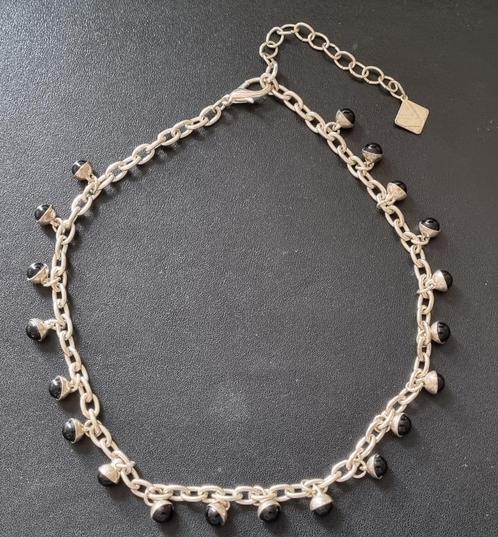 Zilverkleurige halsketting met zwart/zilveren bedels, Sieraden, Tassen en Uiterlijk, Kettingen, Zo goed als nieuw, Overige materialen
