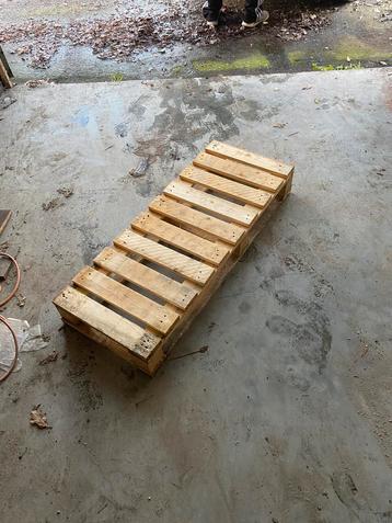 Pallets stevig  beschikbaar voor biedingen
