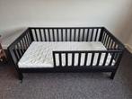 Peuterbed zwart, inclusief matras, Kinderen en Baby's, Kinderkamer | Bedden, 70 tot 85 cm, Zo goed als nieuw, Matras, 140 tot 160 cm