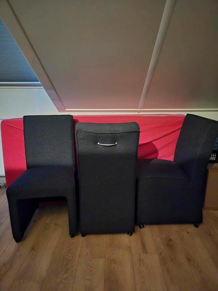 3 verrijdbare eetkamerstoelen wieltjes antraciet handgreep, Huis en Inrichting, Banken | Complete zithoeken, Zo goed als nieuw