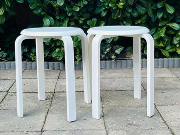 Witte Houten Krukjes - Set van 2 beschikbaar voor biedingen