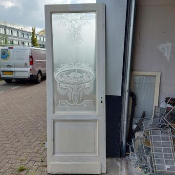 Oude deur met geëtst glas beschikbaar voor biedingen