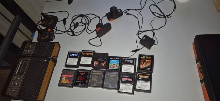 Atari 2600 compleet, Spelcomputers en Games, Spelcomputers | Atari, Gebruikt, Atari 2600, Met 3 controllers of meer, Met games