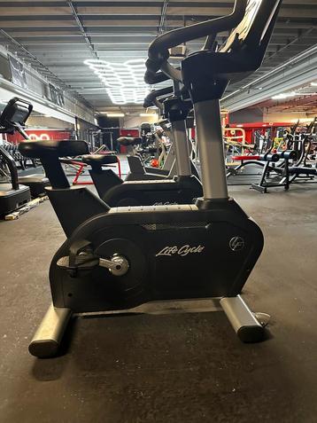 LIFE FITNESS CLUB SERIES 2x (defect) beschikbaar voor biedingen