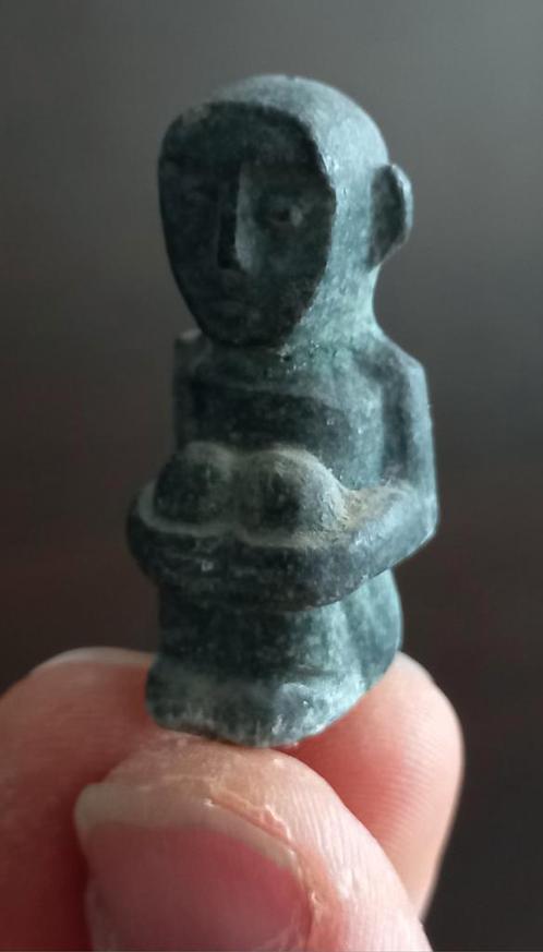 Oud steen miniatuur beeldje zittende man 4x2 cm, Antiek en Kunst, Kunst | Beelden en Houtsnijwerken, Ophalen of Verzenden