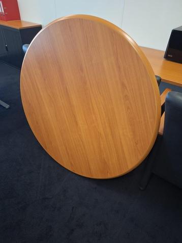 GRATIS af te halen: ronde tafel met 4 stoelen (wieltjes). beschikbaar voor biedingen