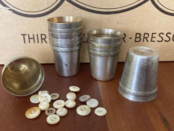 7 Antieke Franse metalen likeur bekertjes, crossed ribbons  beschikbaar voor biedingen