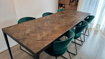 Eettafel met 6 groene velvet stoelen beschikbaar voor biedingen