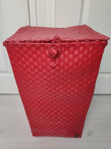 Grote, rode 'Handed By' opbergmand/ wasmand beschikbaar voor biedingen