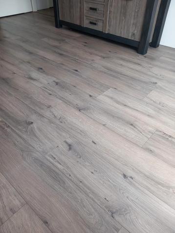 NIEUW extra breed 28cm Laminaat eiken58m2+ondervloer WAALRE
 beschikbaar voor biedingen