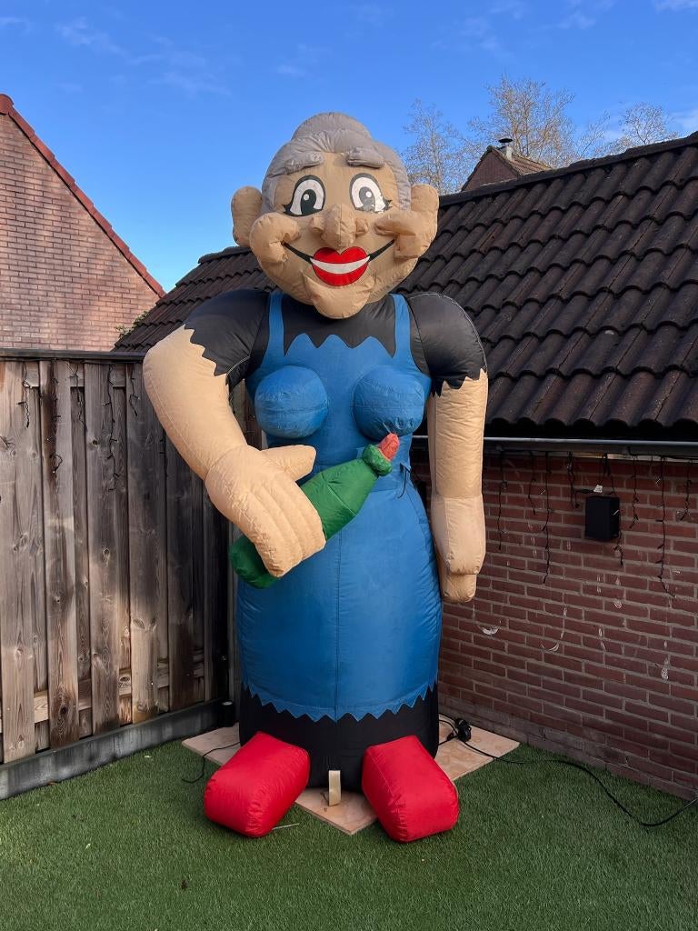 Sara Liesje Opblaasfiguur, Ophalen, Verjaardag