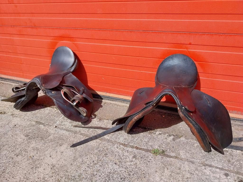 Twee paarden (kinder) zadels, Engels, Ophalen