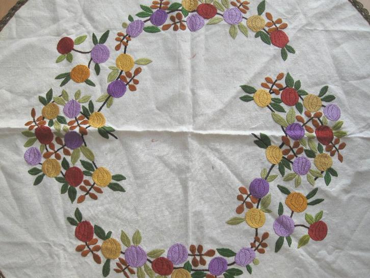 Jaren 70 geborduurde kleed met mooi handwerk zie, Huis en Inrichting, Keuken | Textiel, Nieuw, Tafelkleed of Tafelzeil, Overige kleuren