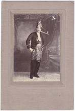 Foto karton 1921 Ned. Indie - Soembaneesch Kostuum - Soemba, Gebruikt, Foto, Ophalen of Verzenden, Voor 1940