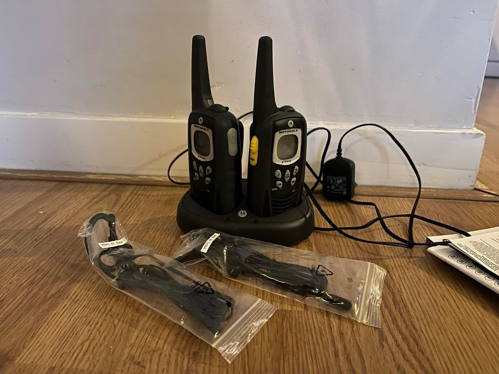 Motorola Porto's XTR446 met lader en oortjes, Gebruikt, Met broekklem, 5 tot 15 km, Ophalen of Verzenden