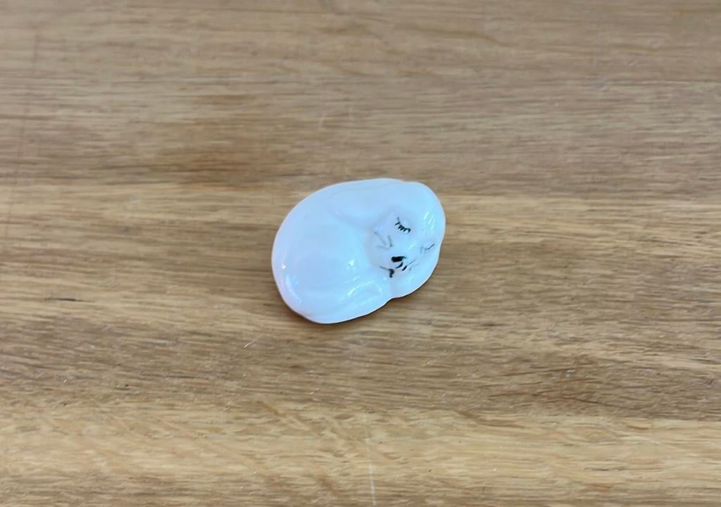 Klein wit beeldje van een slapend hondje (lengte 3,5cm), Ophalen of Verzenden, Zo goed als nieuw, Dier