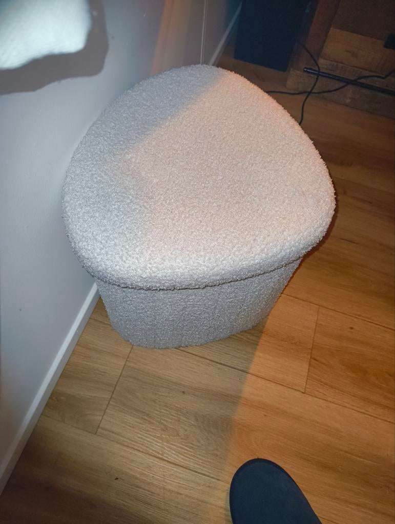 Witte poef met opbergruimte, Ophalen, Minder dan 50 cm, Minder dan 50 cm, Zo goed als nieuw