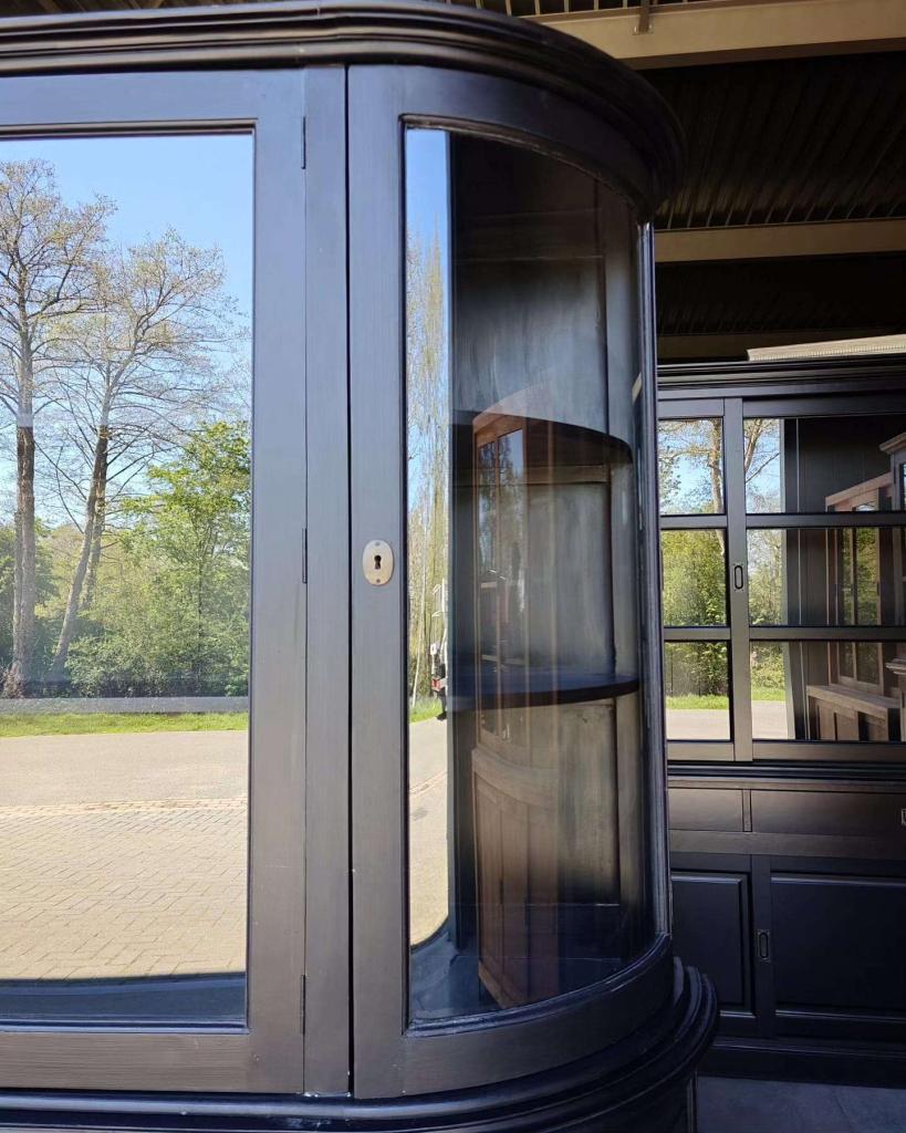 Zwarte organische buffetkast | Vitrinekast halfrond #6575, Niet ingevuld, Met deur(en), 200 cm of meer, Niet ingevuld