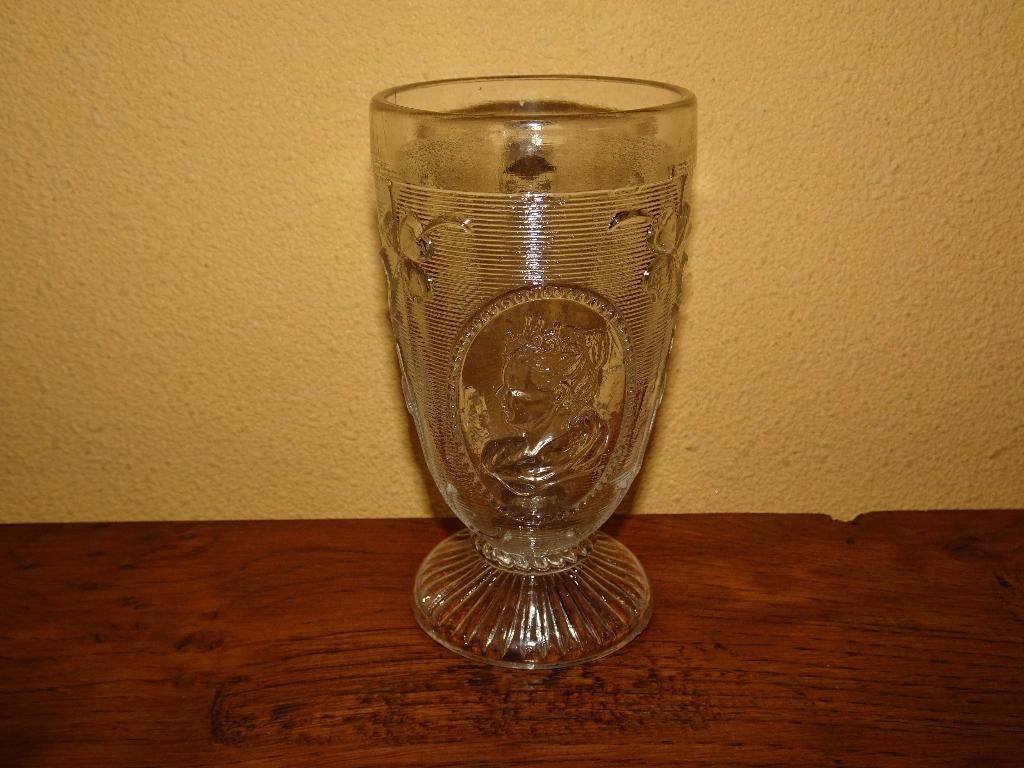Geperst mosterd glas uit Leerdam met afbeelding Wilhelmina, Ophalen of Verzenden