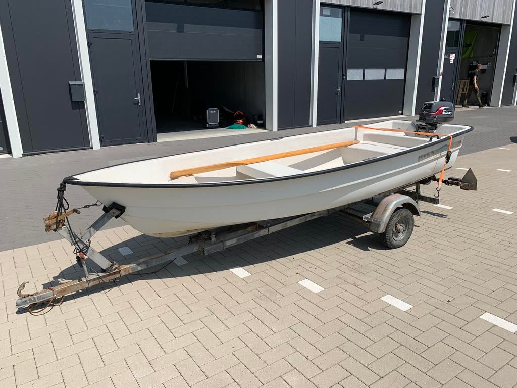 Leuke toer/visboot met 4pk Suzuki en trailer, Watersport en Boten, Ophalen, Gebruikt, Tot 10 pk, 3 tot 6 meter