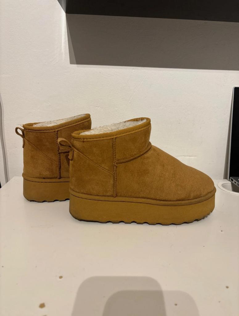 Uggs low platform, Bruin, Overige typen, Ophalen of Verzenden, Zo goed als nieuw