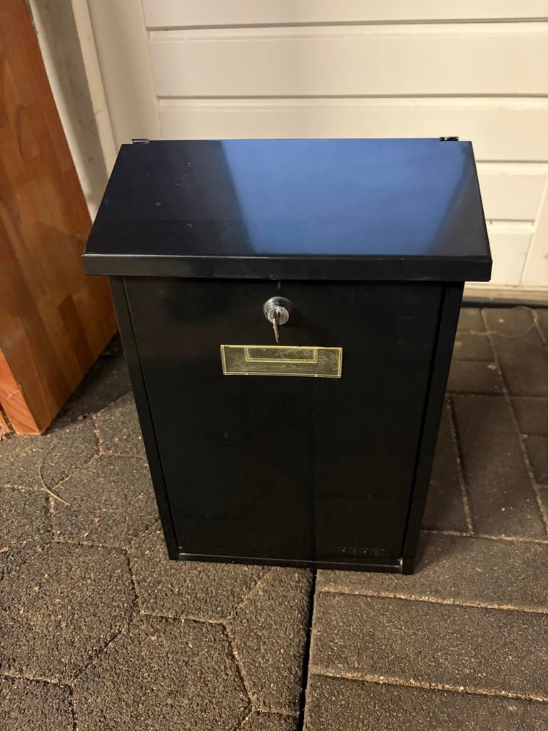 Zwarte brievenbus met sleutel, met naamplaatje, Ophalen, Gebruikt, Staal, Wandbrievenbus