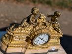 Antieke vergulde bronzen pendule. 43x30 cm. €470., Antiek en Kunst, Ophalen