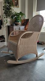 Witte rotan schommelstoel, Huis en Inrichting, Stoelen, Ophalen, Gebruikt, Wit, Riet of Rotan