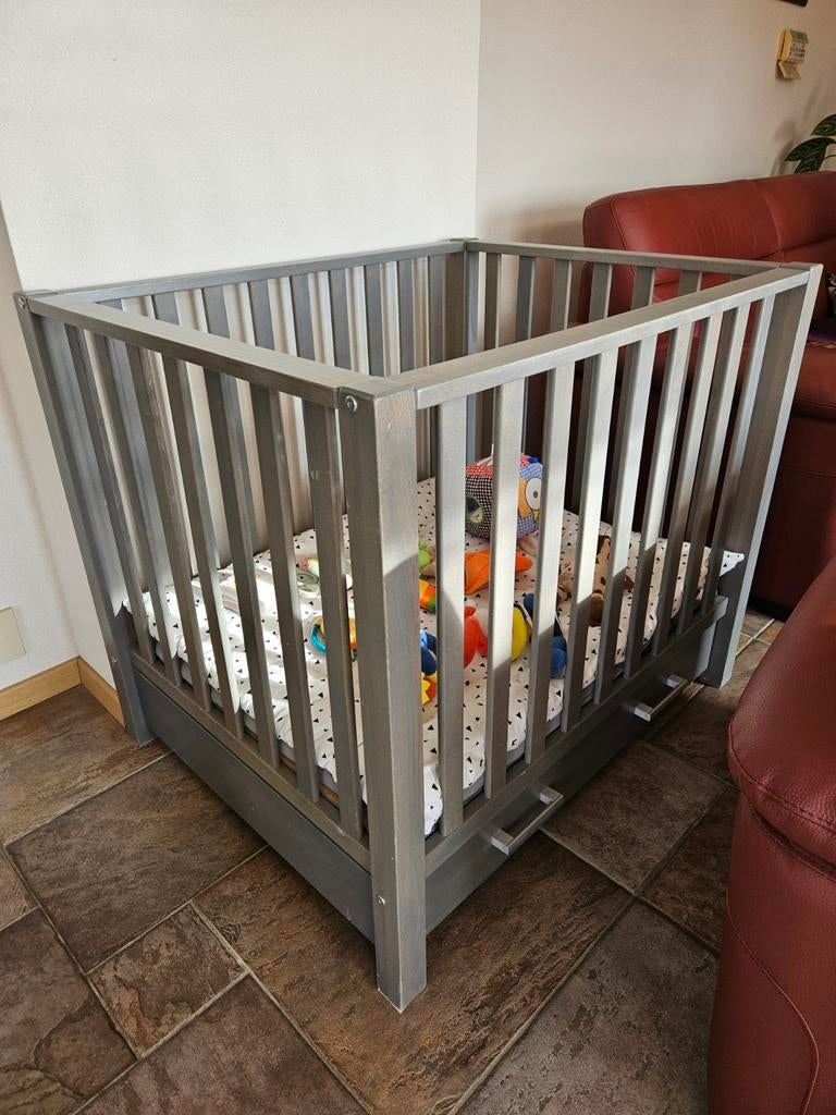 Grijze box met lades boxkleed, incl speelgoed, Kinderen en Baby's, Boxen, Ophalen, Zo goed als nieuw, Rechthoekig, In hoogte verstelbaar