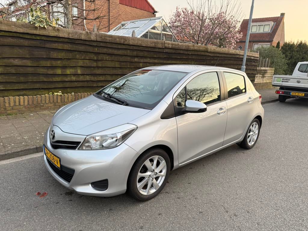 Toyota Yaris 1.3 Vvt-i 5-DRS CVT 2012 Grijs, Auto's, Toyota, Euro 5, Stof, 40 €/maand, Zwart