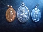 3 Religieuze medailles hangertjes, Ophalen, Gebruikt, Sieraad