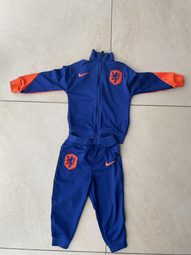 Mooi Nike trainingspak ned. Elftal maat 86, Kinderen en Baby's, Babykleding | Maat 86, Verzenden, Zo goed als nieuw, Jongetje of Meisje