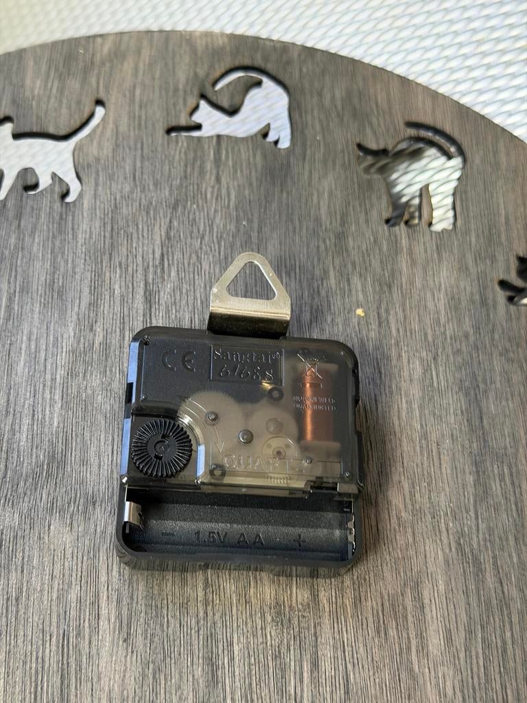Houten Wandklok met Katten, Stil Uurwerk, Ø 28cm, Ophalen of Verzenden, Nieuw, Analoog, Wandklok