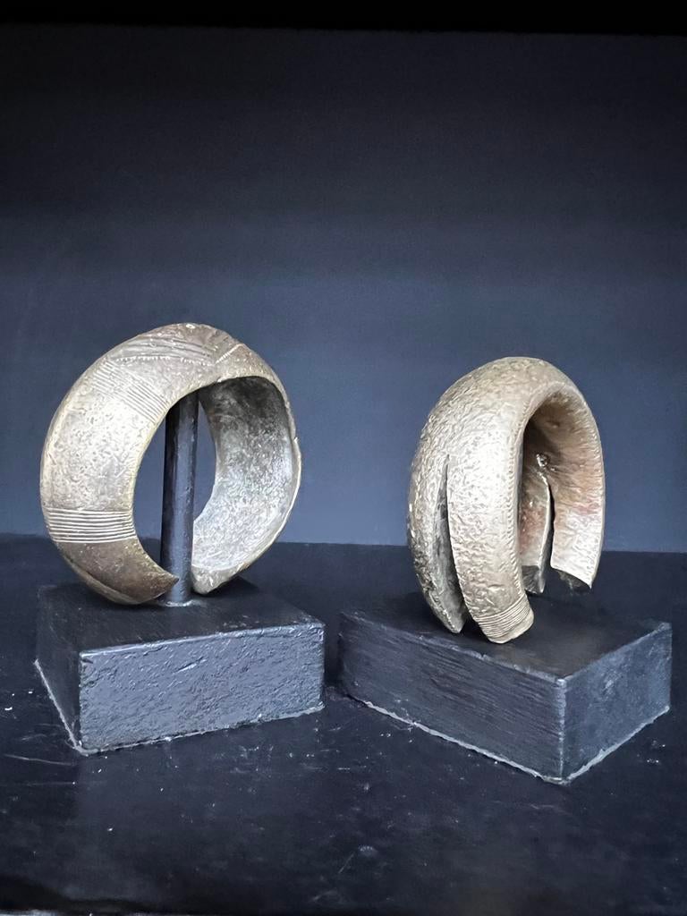 2 Afrikaanse bronzen armbanden / manilla’s – tribal – oud, Ophalen of Verzenden