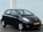 Toyota Yaris 1.0 12V Vvt-i 5DR 2010 Zwart Airco apk20-1-2027, Voorwielaandrijving, 40 €/maand, Zwart, Bedrijf