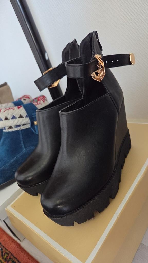 Stoere Zwarte Enkellaarsjes met Sleehak - Maat 39 - NIEUW, Kleding | Dames, Schoenen, Ophalen, Zwart, Nieuw, Schoenen met hoge hakken