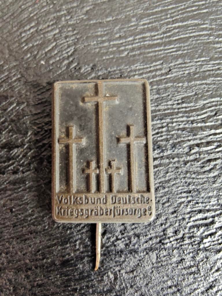 Speld VOLKSBUND DEUTSCHE KRIEGSGRÄBERFÜRSORGE, Verzamelen, Militaria | Tweede Wereldoorlog, Ophalen of Verzenden, Nederland, Embleem of Badge